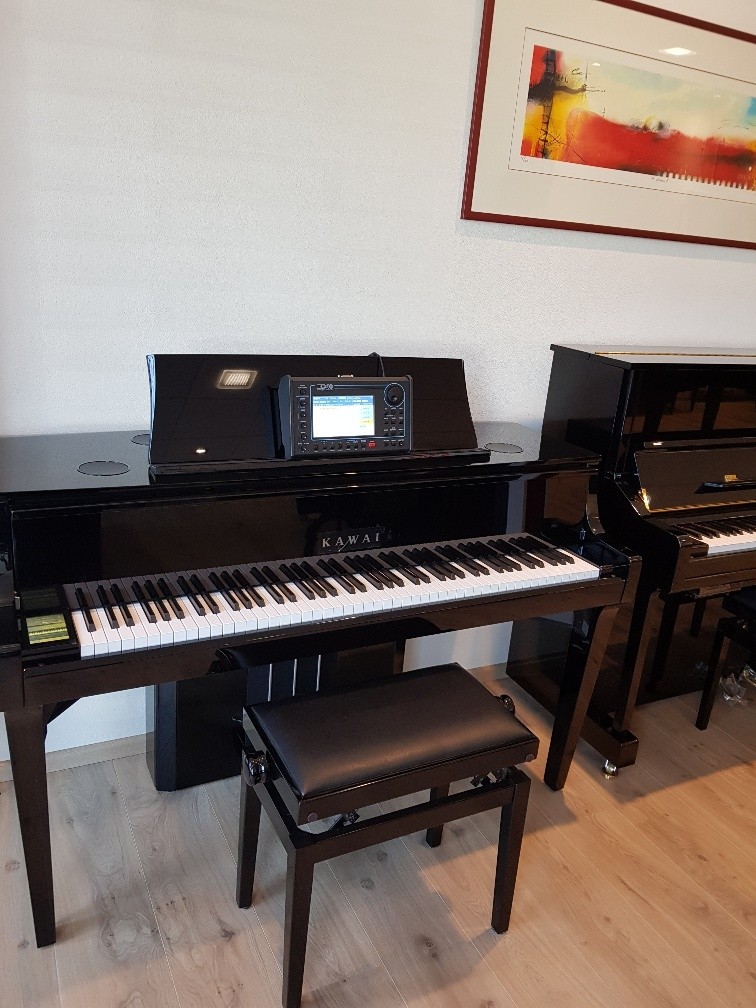Kawai NOVUS NV10S hybride piano & Ketron SD40 arranger module