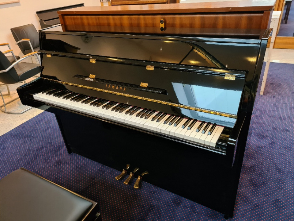 Yamaha M108 PE piano zwart hoogglans occasion 