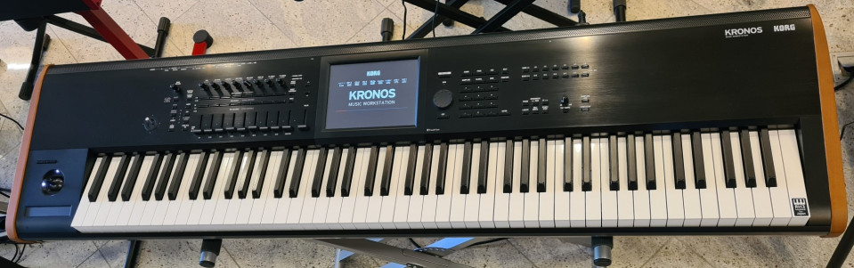 Korg Kronos 88 Synthesizer Music Workstation occasion